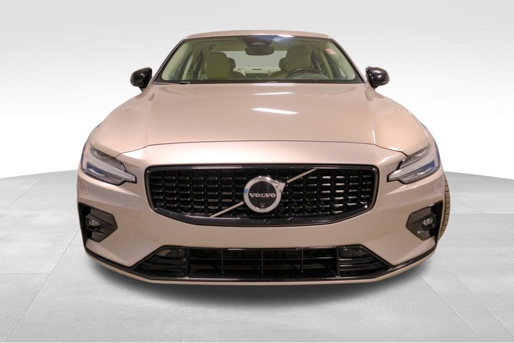 2024 Volvo S60 Plus Dark Theme