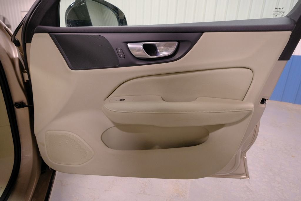 2024 Volvo S60 Plus Dark Theme