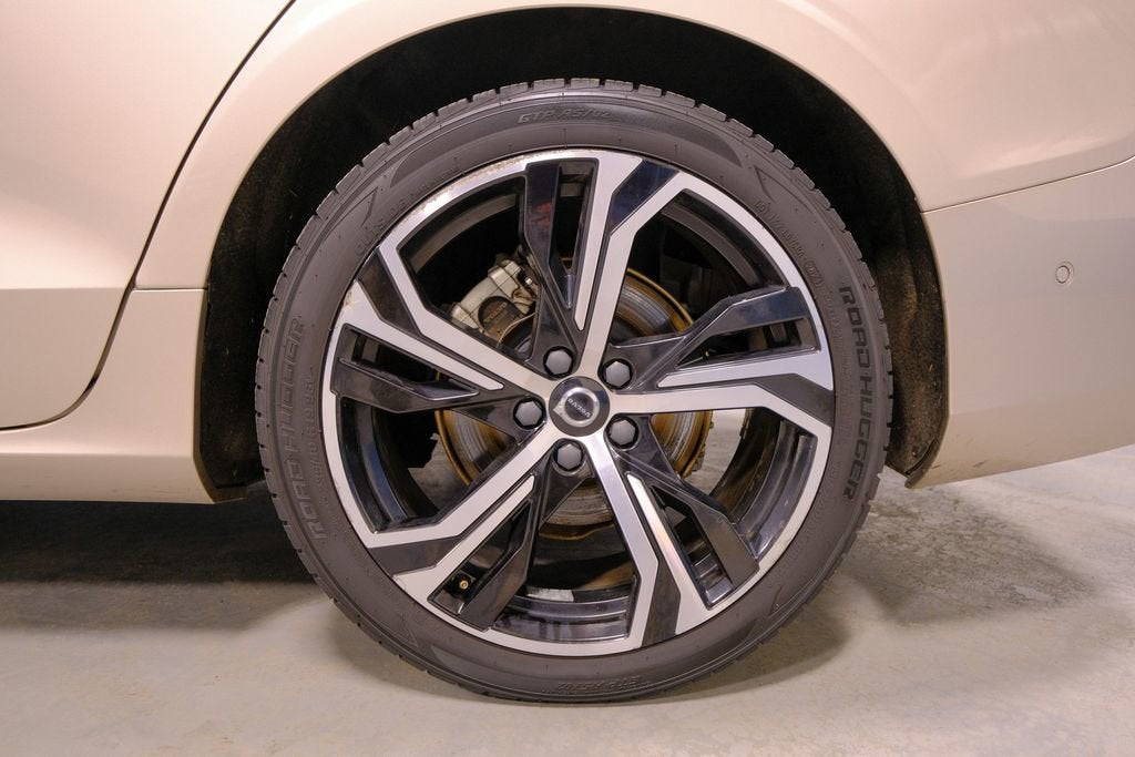 2024 Volvo S60 Plus Dark Theme