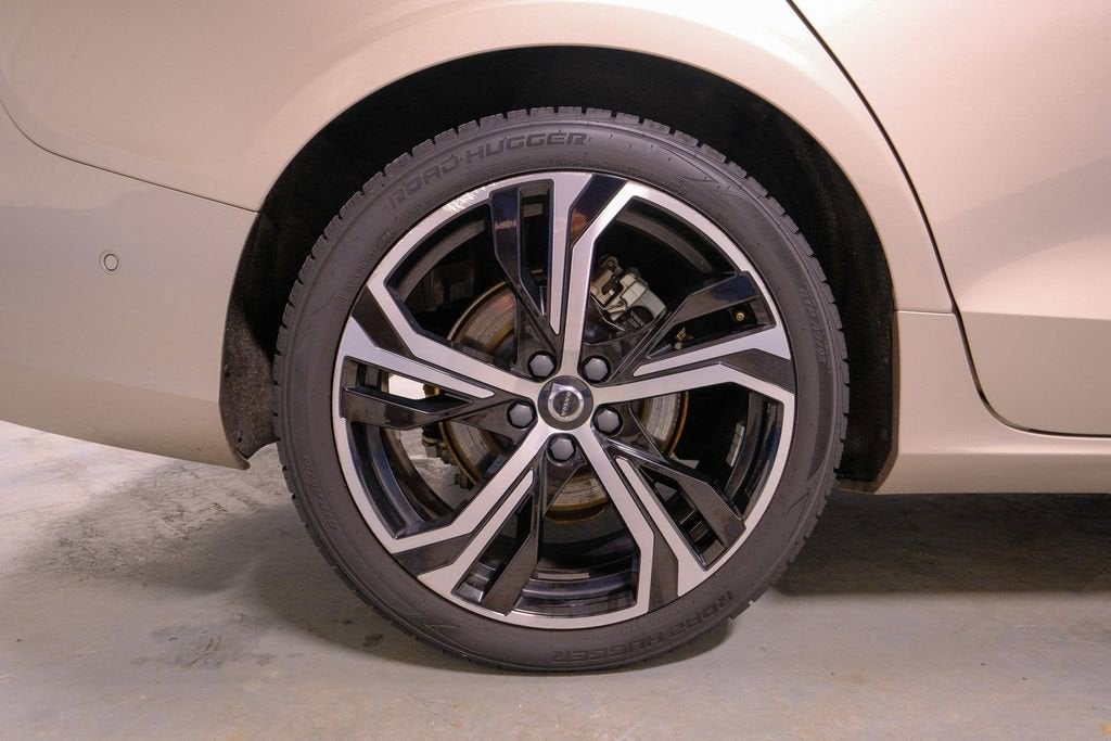 2024 Volvo S60 Plus Dark Theme