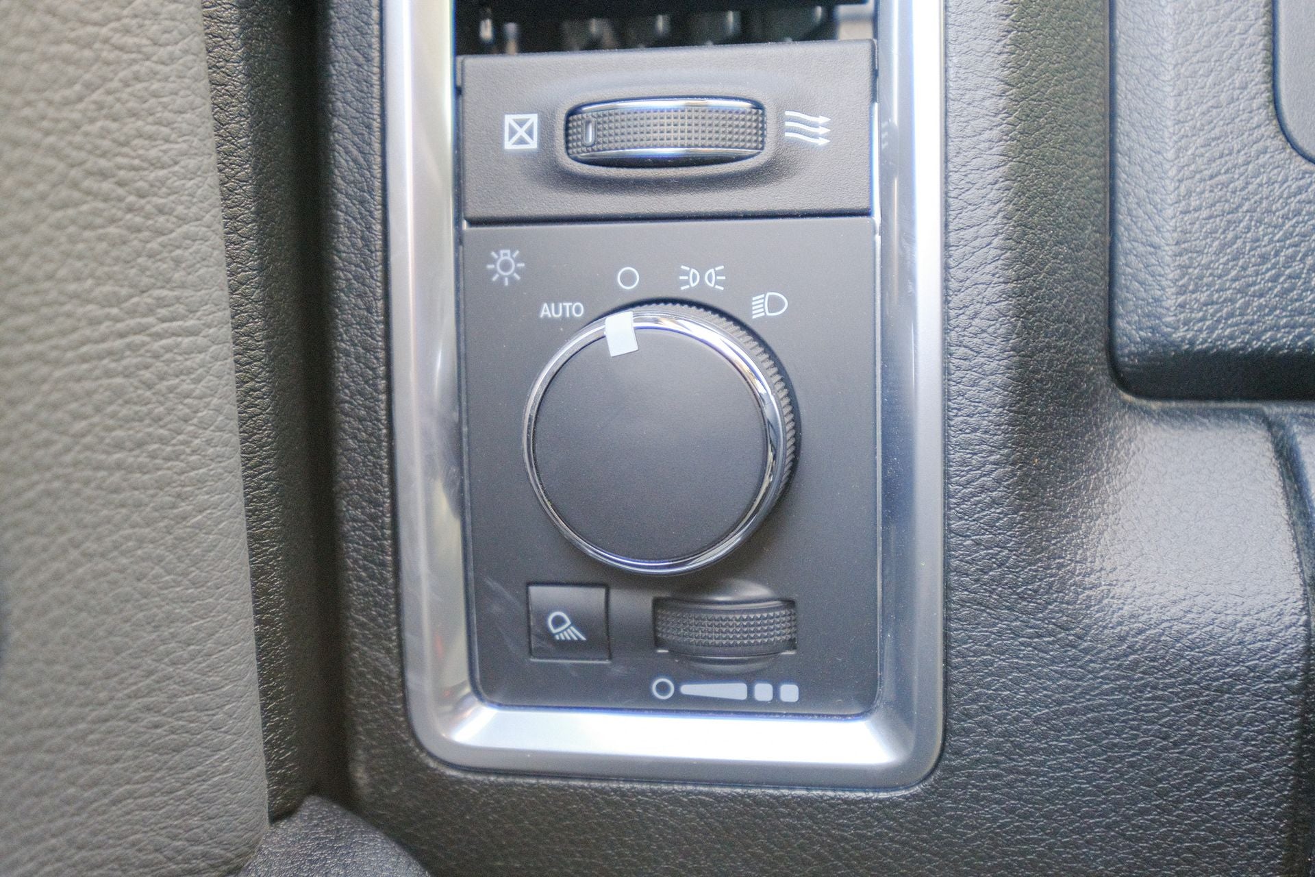 2023 RAM 1500 Classic SLT Crew Cab 4x4 5'7' Box