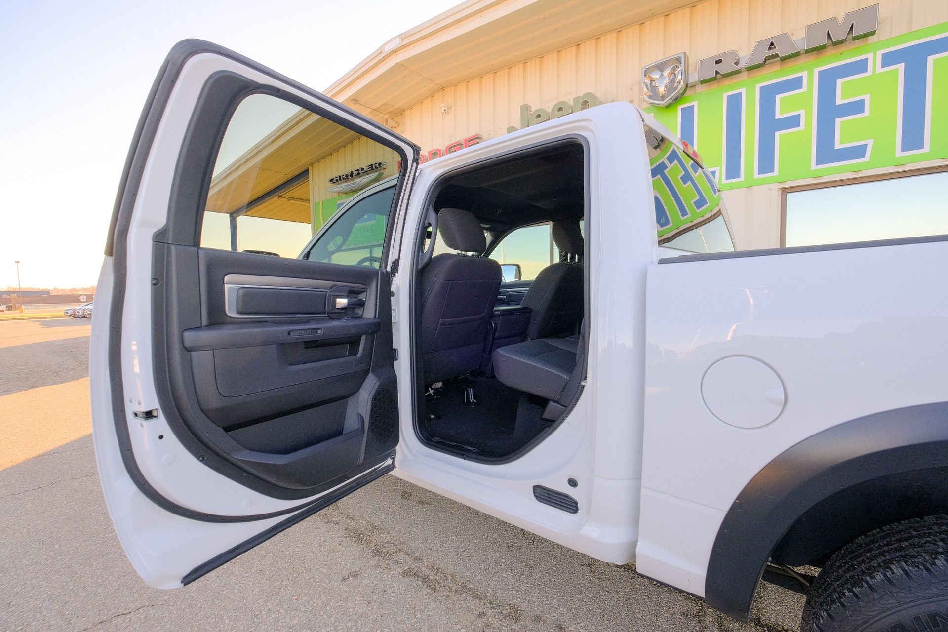 2024 RAM 1500 Classic Warlock Crew Cab 4x4 5'7' Box