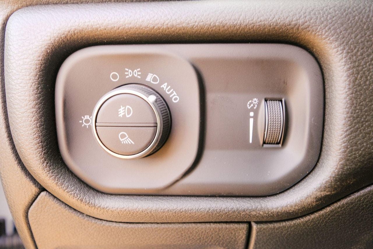 2025 RAM 1500 Tradesman Crew Cab 4x4 5'7' Box