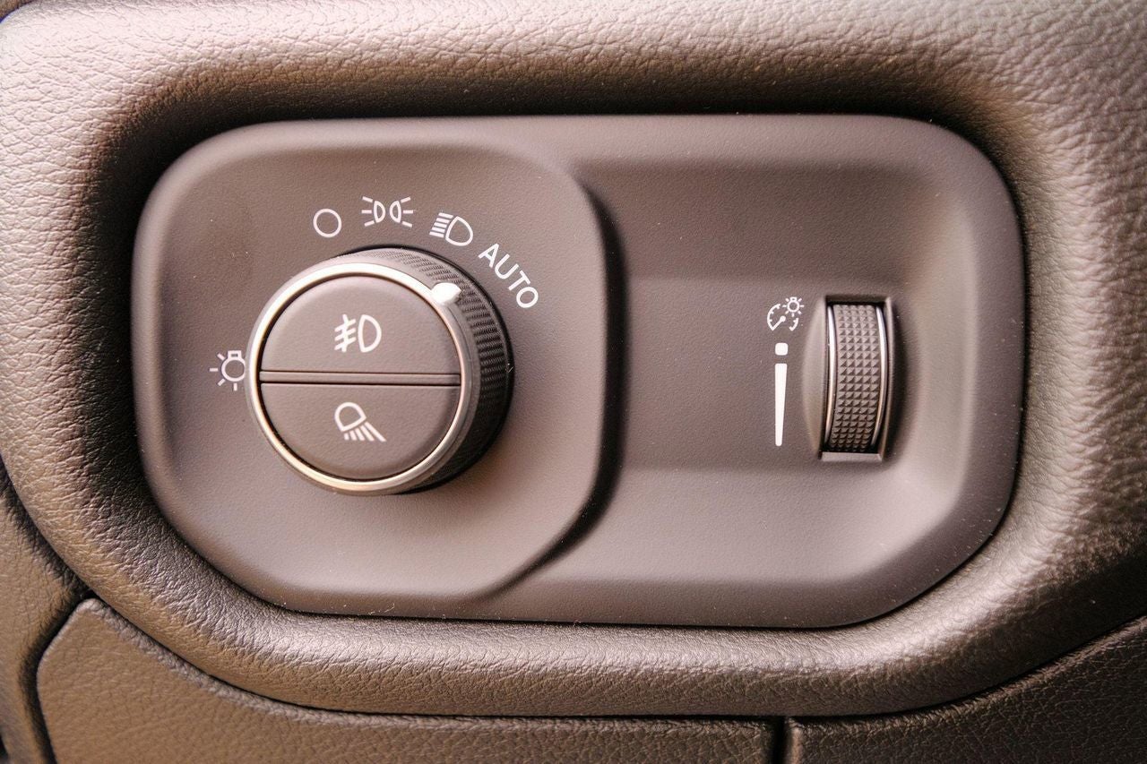 2025 RAM 1500 Tradesman Crew Cab 4x4 5'7' Box