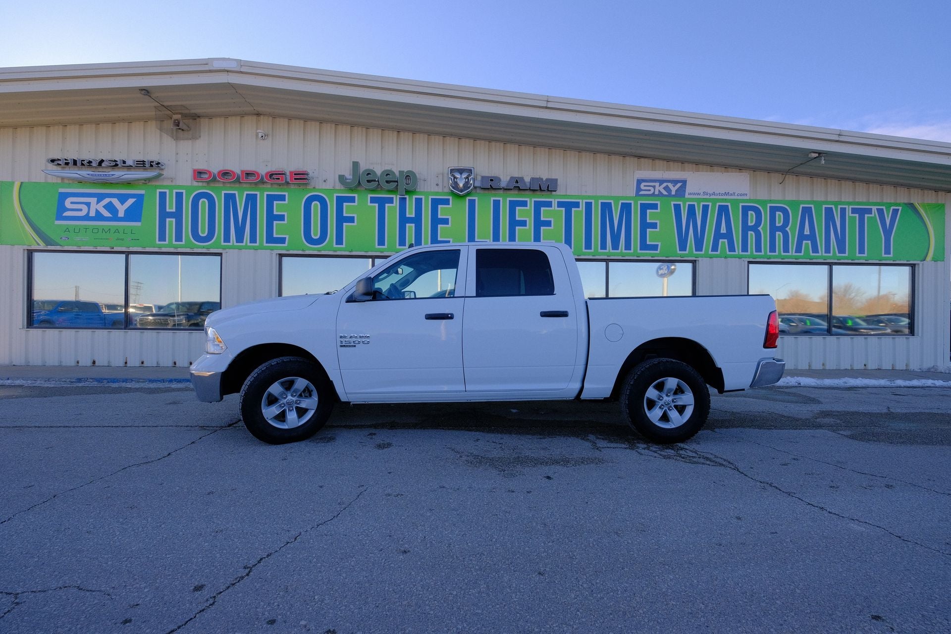 2023 RAM 1500 Classic SLT Crew Cab 4x4 5'7' Box